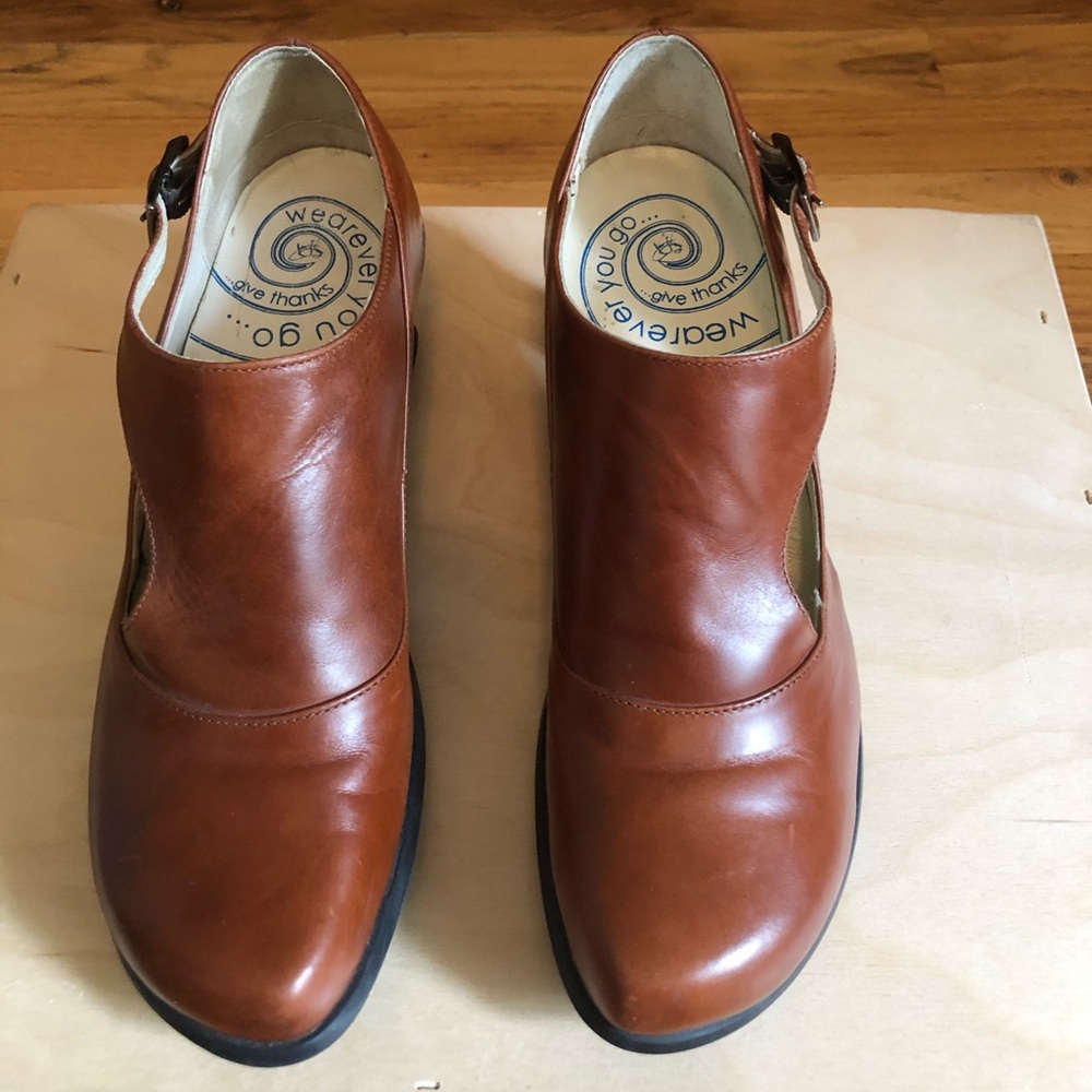 John Fluevog toffee Gracias pumps